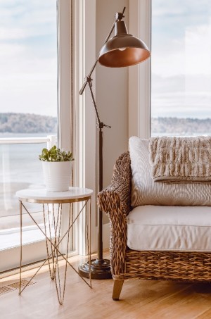 Coastal vibes - natural, light finishes - white interior design